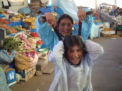 ボリビアのマーケットの女の子たち